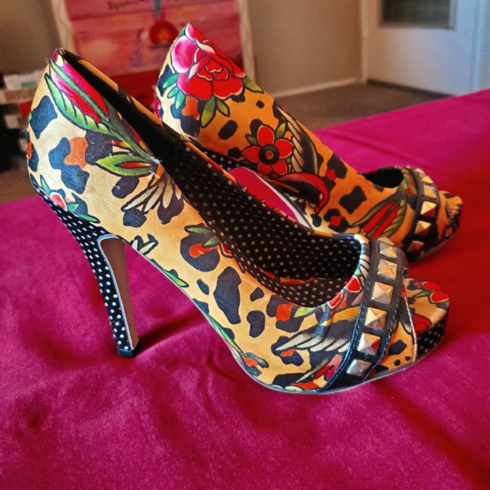 Rock-a-billy tattoo print heels